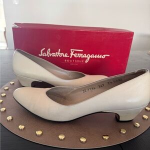 Vintage Salvatore Ferragamo Women's Leather Cream Pumps size 7.5